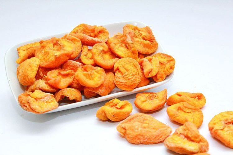 Dried peaches contain a large amount of iron, making them suitable for individuals with anemia.