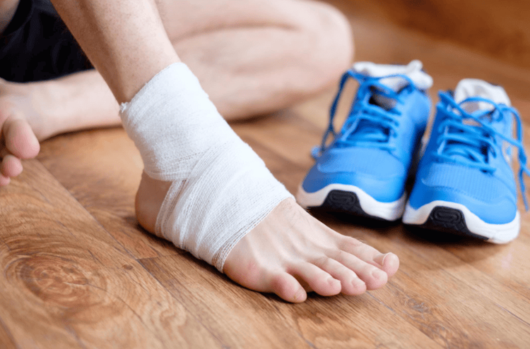 Ngã có thể dẫn đến gãy xương và có khả năng gây ra thương tật hoặc tàn tật suốt đời