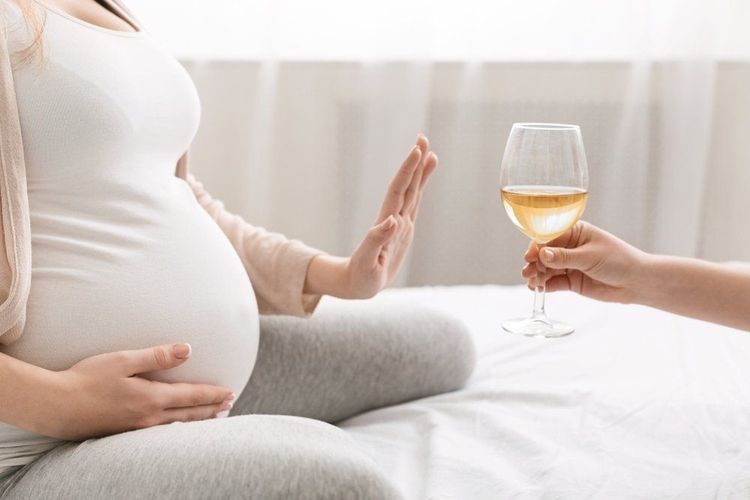 Rượu có hại cho thai nhi, vì vậy mẹ bầu nên tránh sử dụng