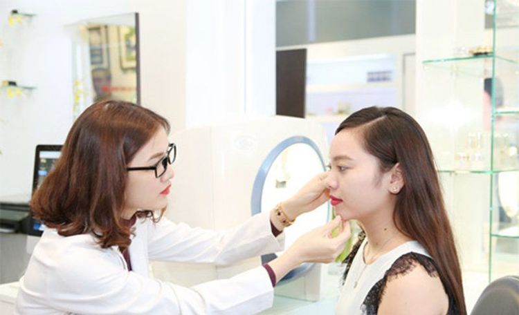 Bạn nên trao đổi và hỏi ý kiến của bác sĩ da liễu trước khi tiến hành tẩy nốt ruồi