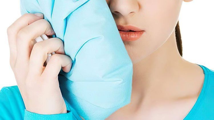 Apply cold compresses to minimize swelling to treat swollen lips after waking up.