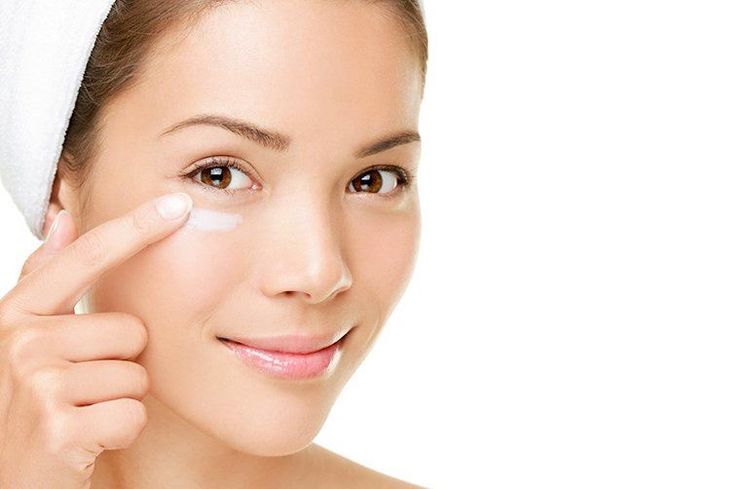 
Sử dụng kem chứa retinol vào ban đêm để chăm sóc da mắt.
