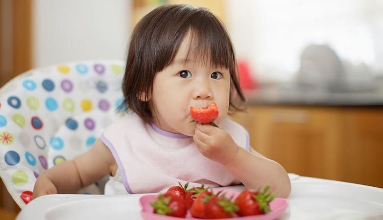 Cha mẹ nên cho trẻ ăn nhiều loại trái cây mềm, mọng nước để tăng cường hệ miễn dịch.