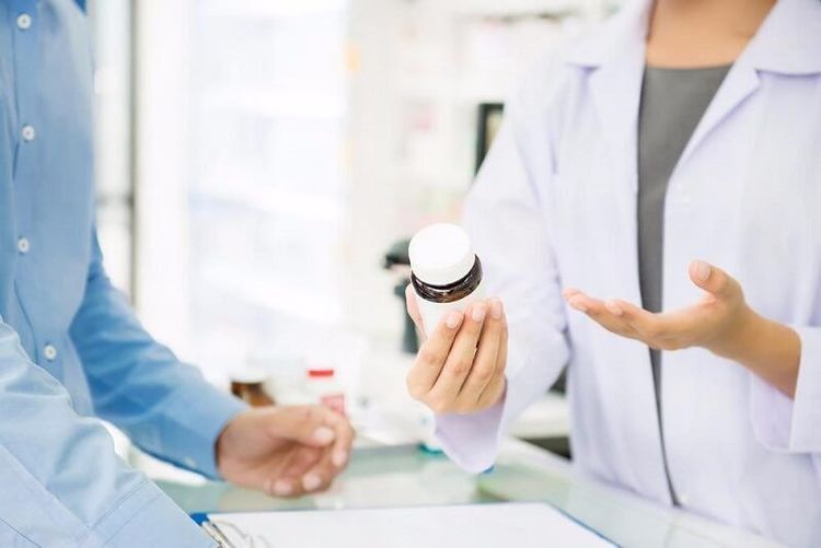 Patients with Throat Pain Should Be Examined and Prescribed Medica