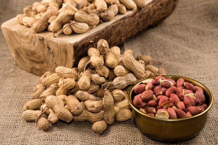 The fat content in peanuts is quite high, so consuming them in large quantities can lead to weight gain.