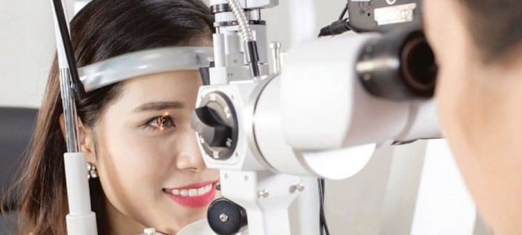 Để chẩn đoán đục thủy tinh thể, bác sĩ cần kiểm tra thị lực của bạn