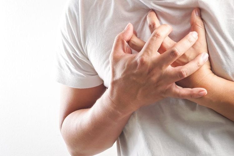 Đau ở sau xương ức là dấu hiệu đau thắt ngực ổn định