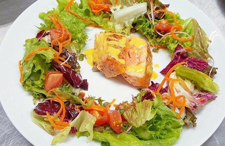 
Món salad cá hồi thường được dùng như món khai vị giúp bữa ăn ngon miệng hơn
