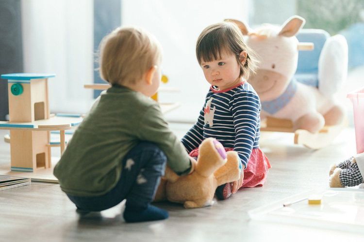 14-month-old children are easily attracted to peers