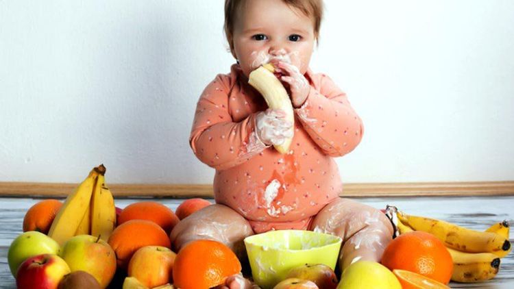 Các loại trái cây như cam, đu đủ là những món ăn không thể thiếu trong thực đơn ăn dặm giàu canxi cho bé