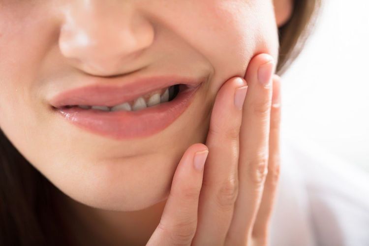 Erupting wisdom teeth at age of 40 regularly leads to pain and swelling gum