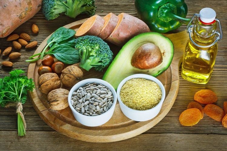 
Vitamin E có trong các loại thực phẩm như đậu, hạt và các loại rau lá màu xanh thẫm
