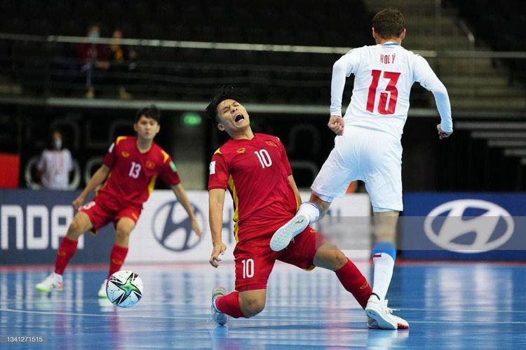 
Hình 1: Hình ảnh minh họa: Cầu thủ Vũ Đức Tùng (Futsal Việt Nam) bị chấn thương trong trận gặp CH Séc
