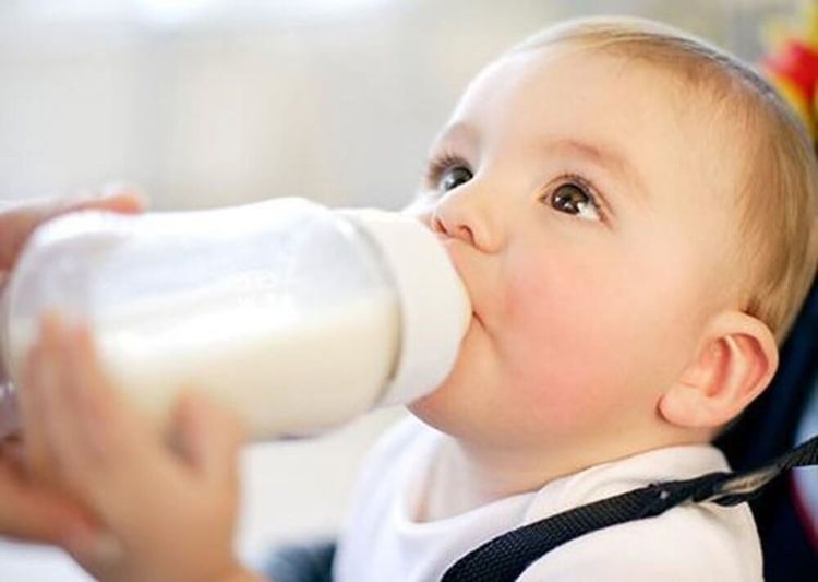 Parents must be mindful of the proper way to determine how much milk a newborn needs.
