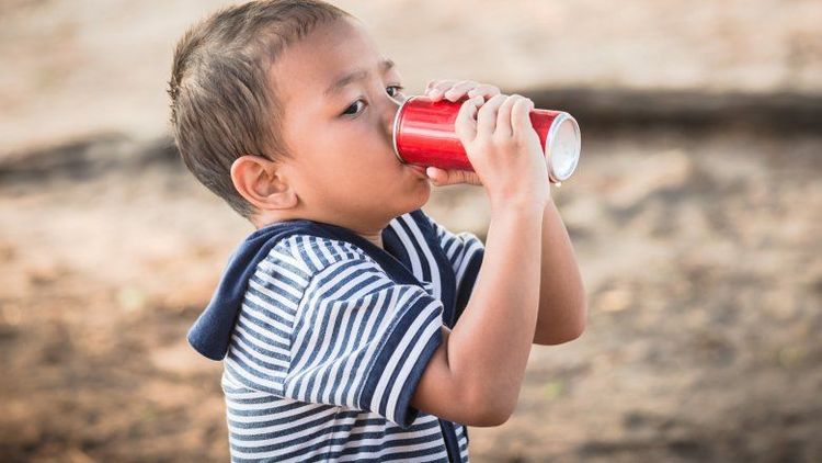 
Nước ngọt có ga có thể là tác nhân gây viêm loét đại tràng không nên cho trẻ uống
