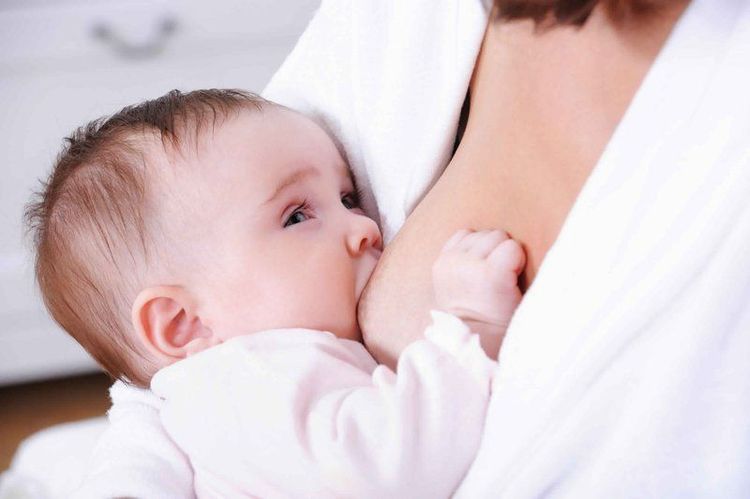 Trẻ dị ứng đạm sữa bò nên được nuôi hoàn toàn bằng sữa mẹ ít nhất là đến 6 tháng đầu sau sinh