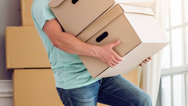 Mang vác nặng có thể khiến bạn gặp tình trạng cố gắng quá mức