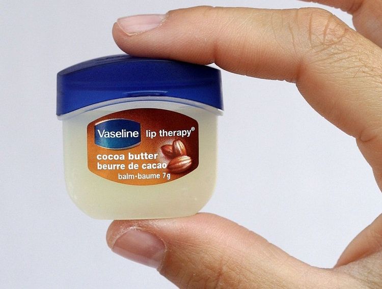 
Bạn có thể dụng vaseline bôi da dầu giúp bảo vệ đôi môi nứt nẻ
