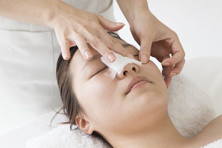 Rỉ máu ở vết khâu nâng mũi có nguy hiểm không?