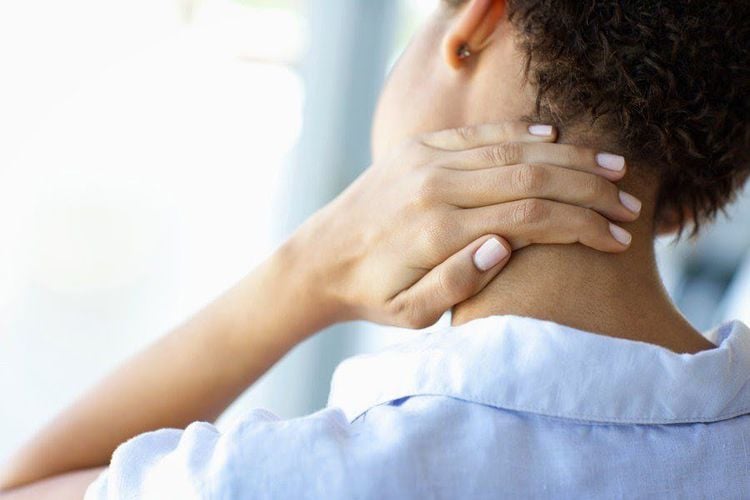 Nghiện điện thoại có thể gây ra một số bệnh lý về đốt sống cổ