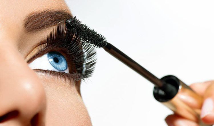 
Trong quá trình chăm sóc mắt bạn nên loại bỏ mascara đã sử dụng lâu ngày
