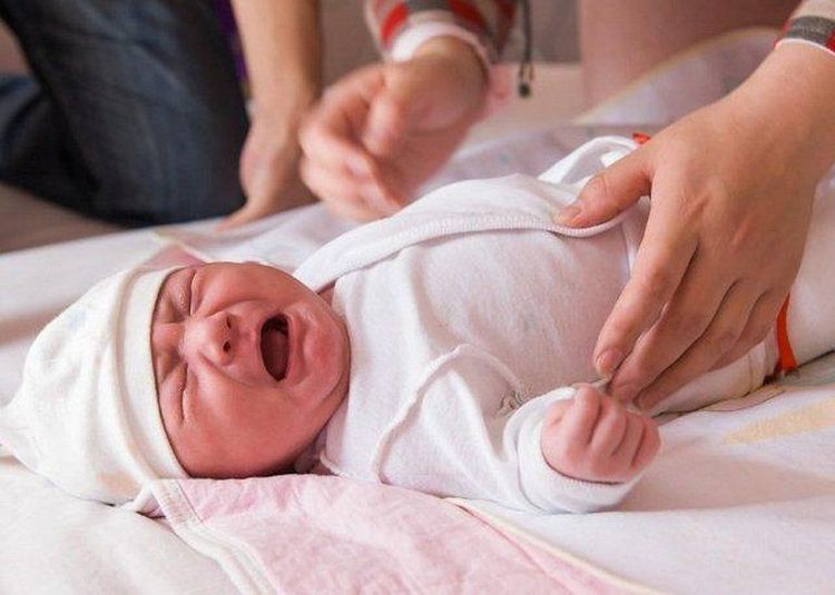 Trẻ sơ sinh có thể khóc khi khó đi ngoài vì vậy cần tìm cách chữa táo bón cho trẻ sơ sinh