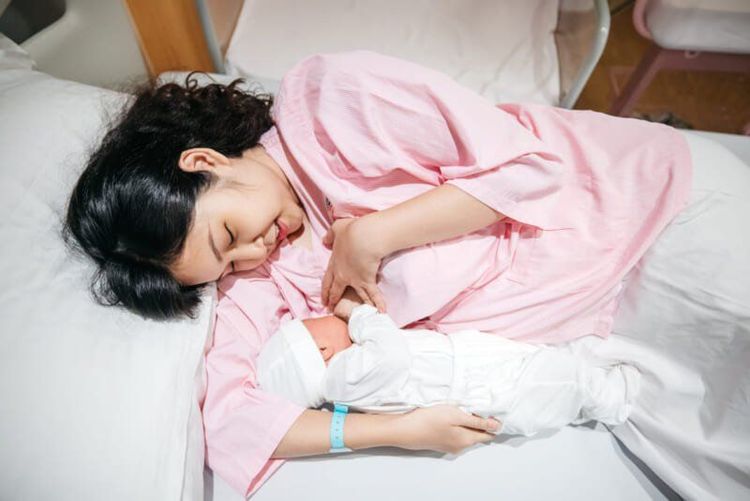 Cho trẻ bú mẹ tích cực là cách chăm sóc trẻ sơ sinh bị vàng da
