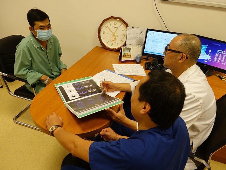 
Professor Chu Choong Woo examines and advises on treatment regimens for Mr. Le Van Viet
