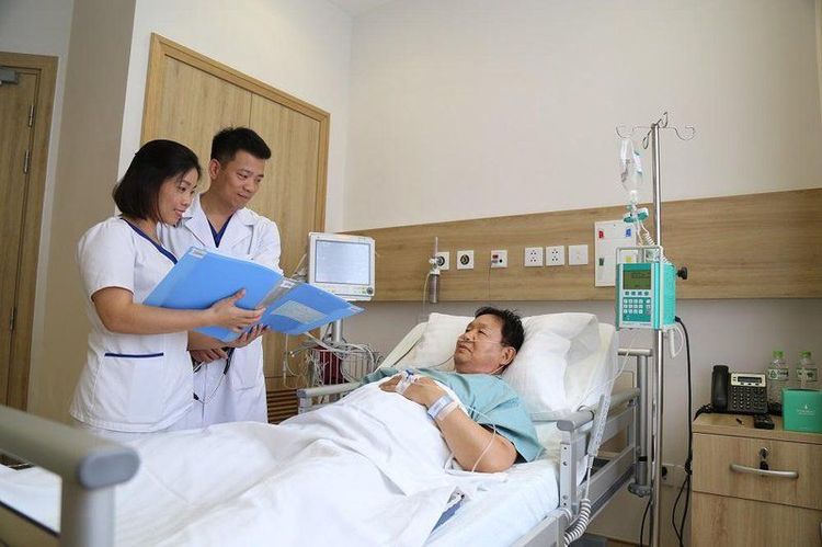 
Vinmec Ha Long doctors race against time to give first aid to Korean tourist Lee Yeolgoo suffering a heart attack.
