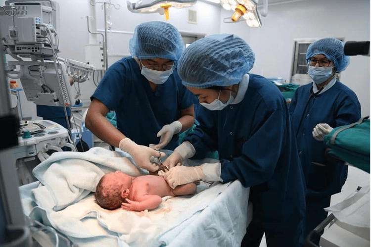 
An obstetrician cuts the baby's umbilical cord in a modern delivery room at Vinmec. Photo provided by the hospital.
