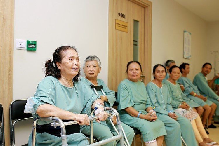 Mrs. Nguyễn Thị Tuyết and other patients successfully underwent hip replacement surgery at Vinmec Da Nang and were overjoyed upon discharge.