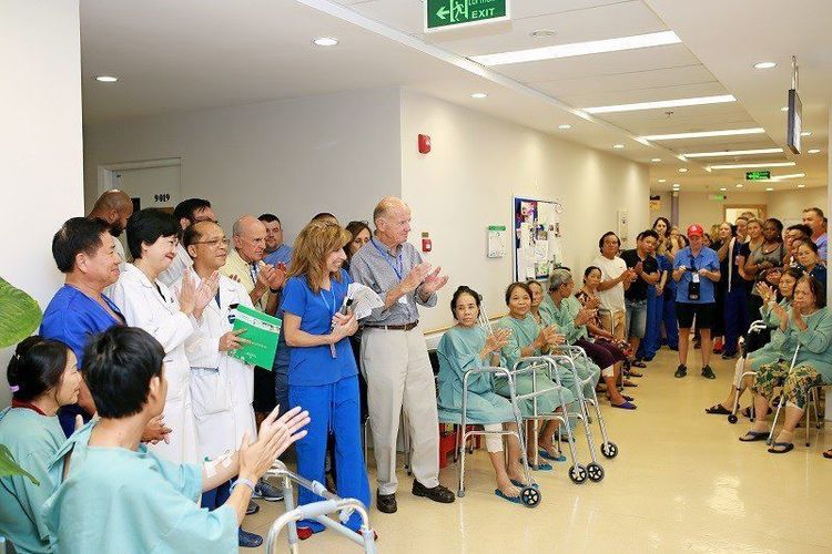 The leadership of Vinmec Da Nang Hospital and the OW team interacted with patients after the surgery.
