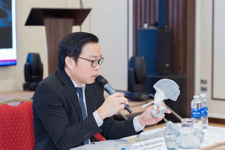 Prof. Dr. Trần Trung Dũng shares about the bone cancer case with illustrative models used directly in the treatment process.