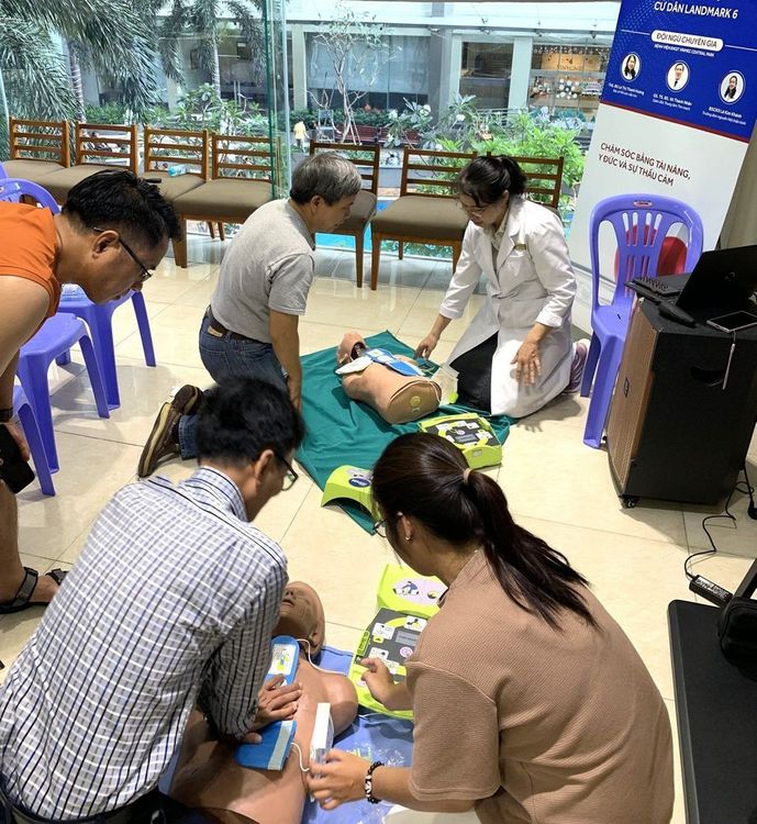 Doctor showing participants essential artificial respiratory and CPR skills
