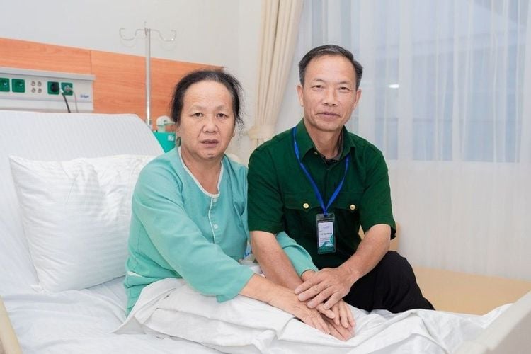 Mr. Sình A Tâu taking care of his wife and daughter, admitted to Vinmec Times City due to seventh cranial nerve compression