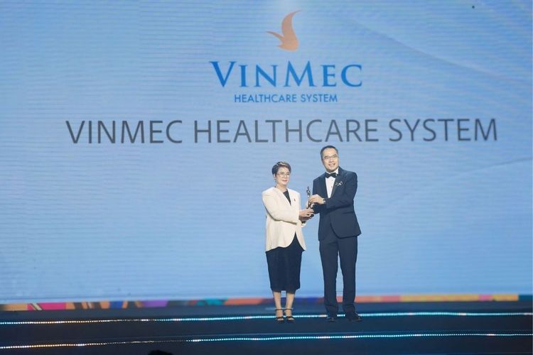 Vinmec representative at the awards ceremony