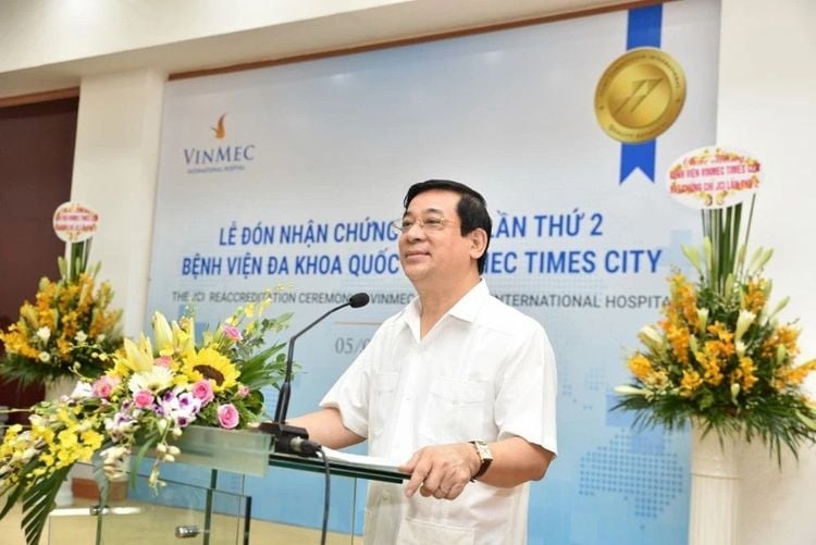 Đại diện Vinmec nhận chứng chỉ JCI