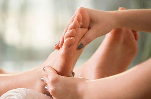 
Massage cơ thể người bệnh ung thư giai đoạn cuối nhẹ nhàng để lưu thông máu
