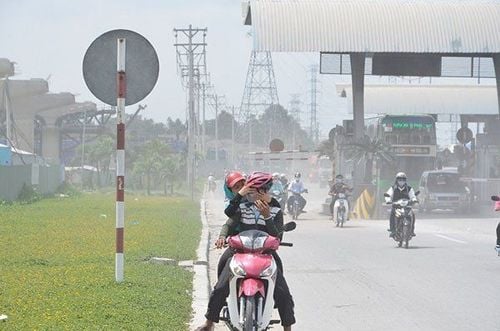 HAI PHẢN XẠ AI CŨNG LÀM KHI BỤI BAY VÀO MẮT NÀY KHÔNG NGỜ CÓ THỂ LÀM HẠI MẮT