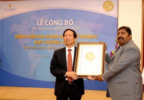 
﻿r. Prabhu Vinayagam - CEO of JCI Asia - Pacific (right) officially awarded JCI accreditation to Vinmec Times City International Hospital, 2015
