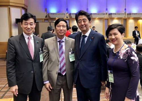 
Prof. Liem had a quick discussion with Japanese Prime Minister Shinzo Abe at the 24th International Conference on The Future of Asia
