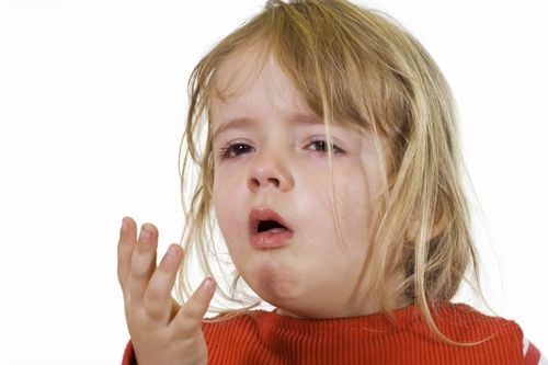 What should parents do when a child has a cold and vomits a lot?