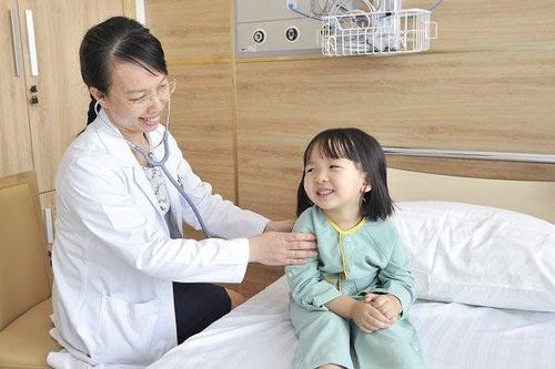 
Người lớn nên dành nhiều sự quan tâm để giúp trẻ cảm thấy thoải mái cho đến khi virus bị đào thải hoàn toàn
