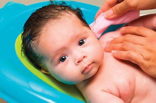 Không nên lau quá sâu, không dùng bông nút kín tai. Nên để dịch thoát ra ngoài tự nhiên.