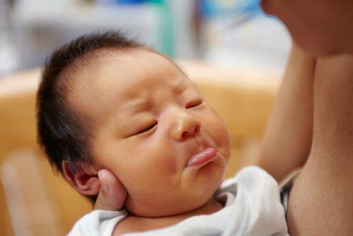Trẻ có biểu hiện sốt cao hạ sốt không đỡ, quấy khóc nhiều, bỏ ăn, bỏ bú,... cần đưa trẻ đến khám lại với bác sĩ ngay.
