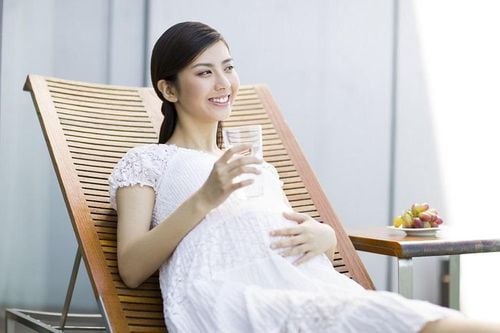 
Pregnant mothers should drink lots of water and reduce stress
