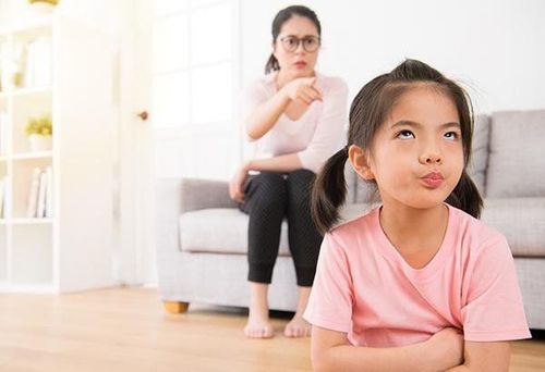 Cha mẹ cần làm gì khi trẻ tự kỷ hay la hét?