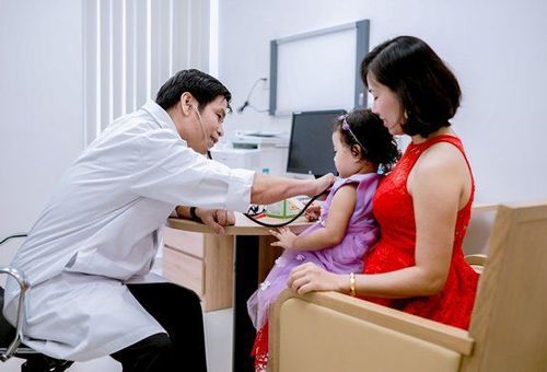 
Khoa Nhi - Sơ sinh của bệnh viện Vinmec luôn tạo tâm lý vui vẻ, thoải mái cho các em nhỏ tới khám chữa bệnh.
