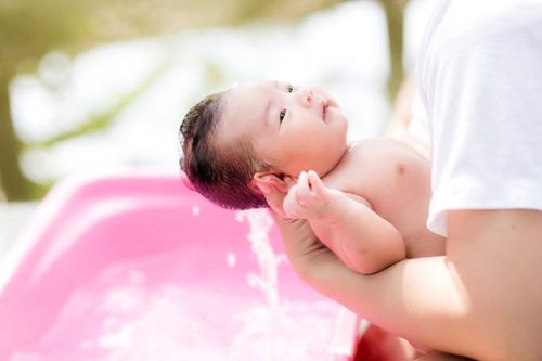 Hướng dẫn các bước tắm cho trẻ sơ sinh