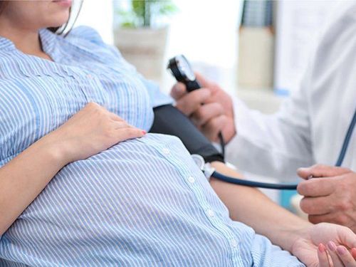 Huyết áp tâm trương của thai phụ trong khoảng 90 – 110 mmHg và được đo 2 lần,có protein niệu có thể là dấu hiệu tiền sản giật nhẹ